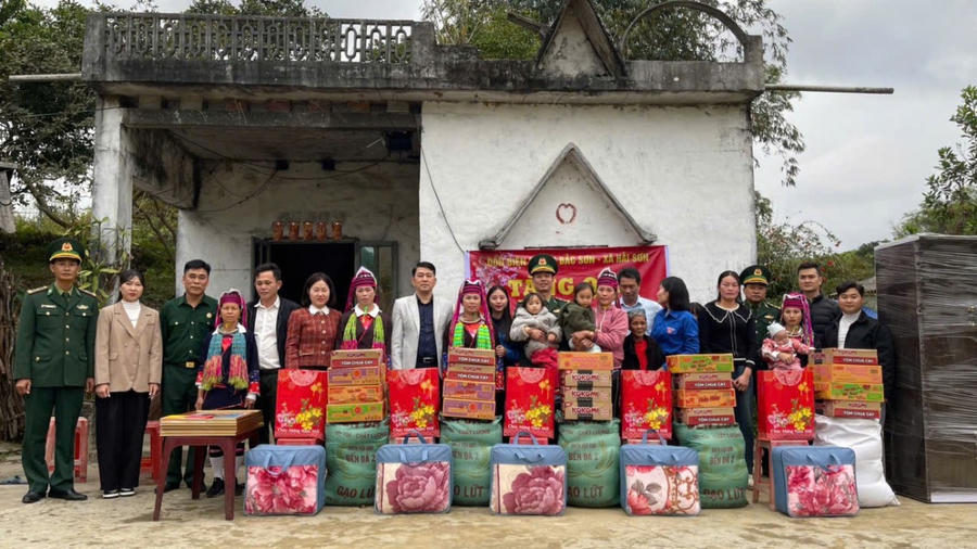 Đồn Biên phòng Bắc Sơn phối hợp chính quyền địa phương và các đơn vị trao quà Tết cho các hộ khó khăn tại xã Hải Sơn.