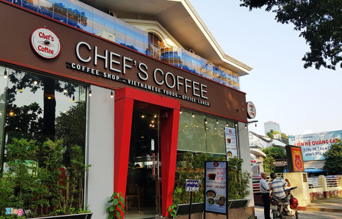 Mặt tiền nhà hát là những quán cà phê.