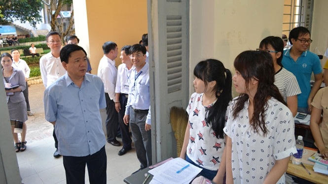 Bí thư Đinh La Thăng thăm lớp học - Ảnh: Hà Ánh.