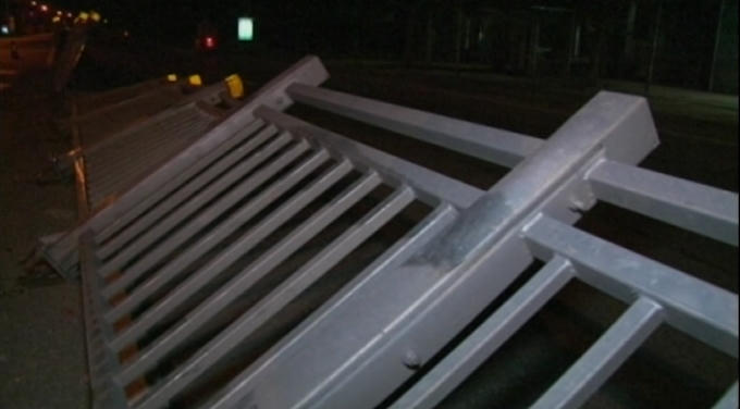 Nhiều đoạn phải dải phân cách gãy đổ.