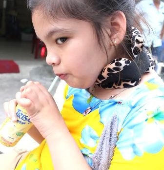 Bé Thanh Tuyền lần đầu tiên có thể tự tay cầm cốc uống nước sau khi ghép tế bào gốc tại Bệnh viện Đa khoa Quốc tế Vinmec Times City.