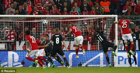 Vidal mở tỷ số cho Bayern ở phút 24 với pha đánh đầu dũng mãnh.