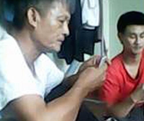 Những gương mặt cán bộ xã đang tham gia sát phạt (Ảnh cắt từ clip).