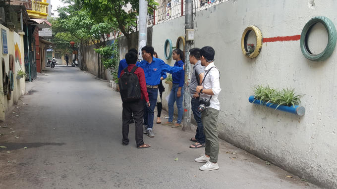 Bức tường hoa đã thu hút rất đông các bạn trẻ đến đây.