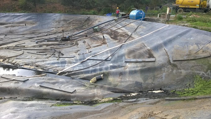 Nạo vét bùn hồ kỵ khí tại Bãi rác Khánh Sơn.