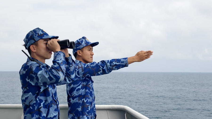 Cán bộ, chiến sĩ Bộ Tư lệnh Vùng Cảnh sát biển 4 tăng cường quan
sát, nắm tình hình trên biển