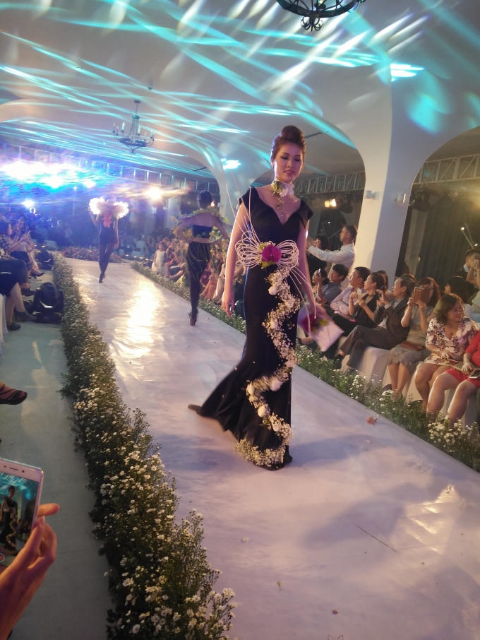 Buổi biểu diễn trên nên nhạc trữ tình qua giọng ca của ca sĩ Đức Tuấn và Đồng Lan mang đến một không gian Thời trang và Âm nhạc thời thượng. Ảnh: Vân Trương