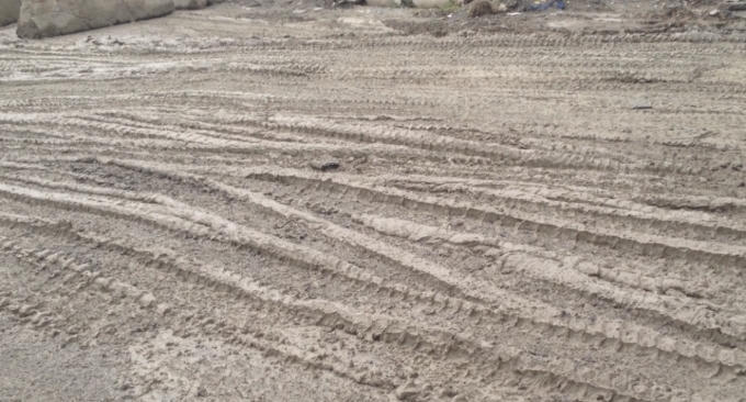 Bùn tràn ngập mặt đường.