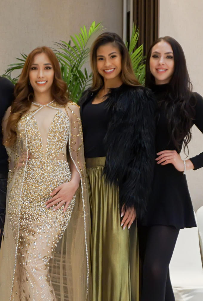 Cô chụp ảnh cùng Miss Globe 2016.