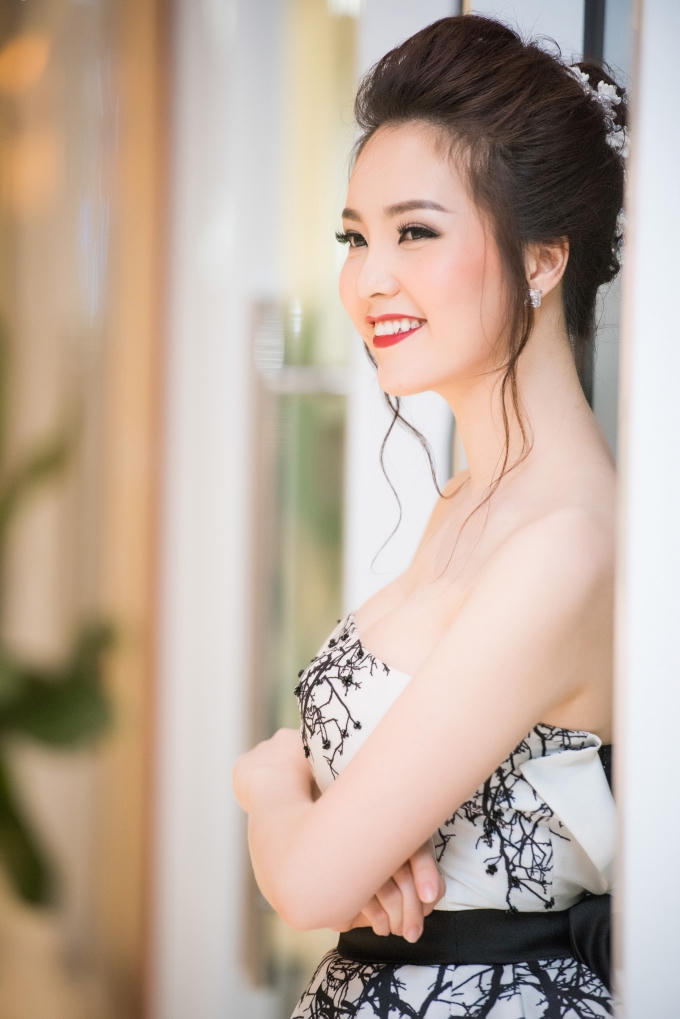 Á hậu Thụy Vân khoe trọn vòng 1 căng tràn sức sống trong chiếc đầm sang trọng của NTK Xuân Lê.