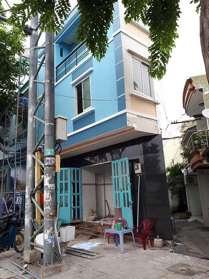 Trên nhiều tuyến đường mới mở của TP.HCM xuất hiện những căn nhà siêu mỏng, siêu nhỏ - Ảnh: Lê Thắng.