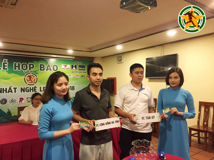 Các đội bốc thăm chia bảng tại buổi họp báo ngày 27/05 vừa qua.