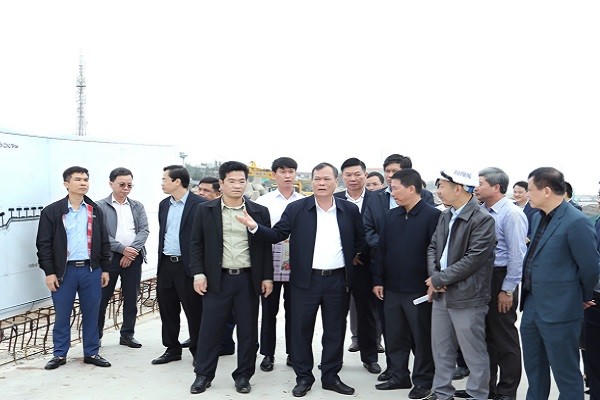 Ông Lê Quốc Chỉnh, Phó Bí thư Tỉnh ủy, Chủ tịch HĐND tỉnh và Đoàn công tác thăm, kiểm tra, động viên sản xuất tại Dự án thành phần số 2 đê biển Cồn Tròn, xã Hải Thịnh.
