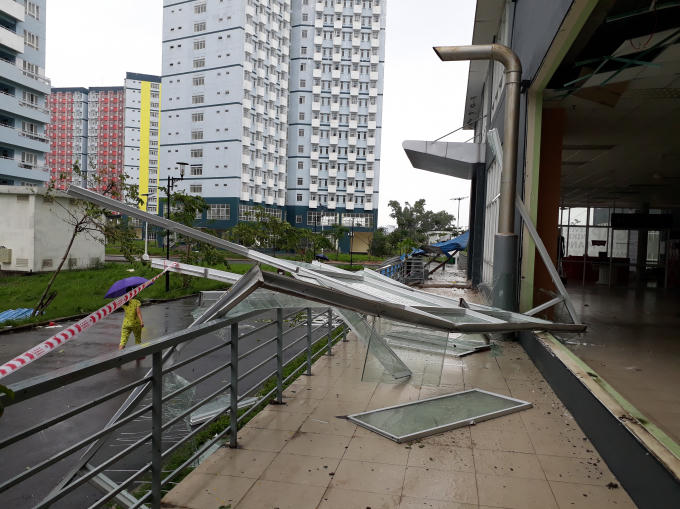 Cửa kính bị giật văng.