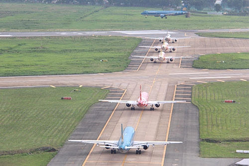 Sân bay quá tải, máy bay nối đuôi nhau chờ cất cánh.