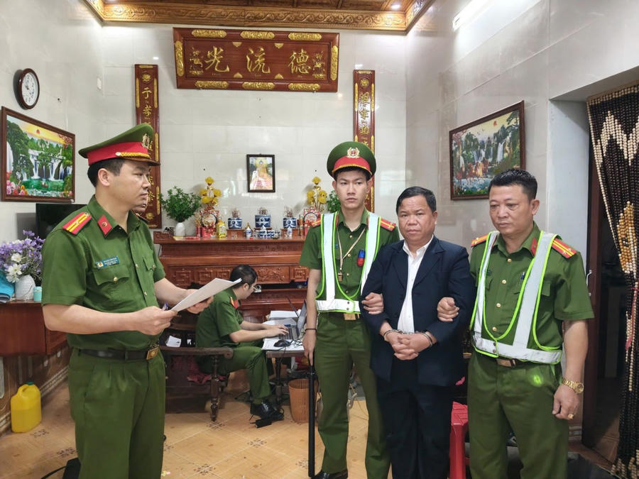 Cơ quan Cảnh sát điều tra Công an tỉnh thi hành Lệnh khám xét khẩn cấp đối với đối tượng Triệu Văn Quân.