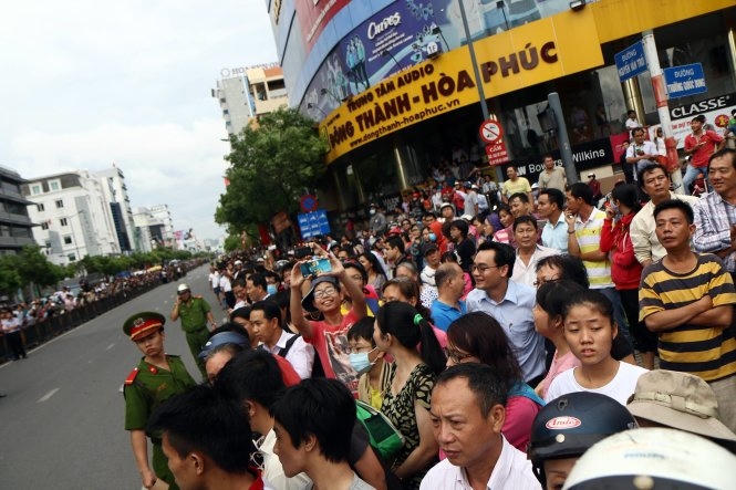 Người dân chờ đón ông Obama.