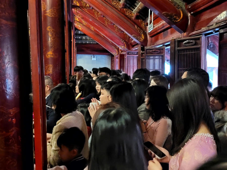 Người dân thành tâm chắp tay cầu nguyện trước ban thờ các bậc Tiên thánh, Tiên hiền, mong một năm mới vạn sự hanh thông. (Ảnh: Phạm Duy)