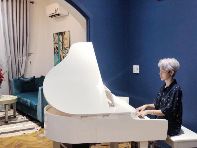 Vũ Cát Tường chơi đàn piano.