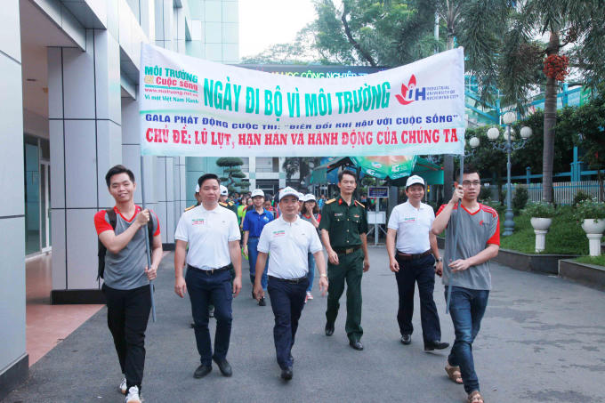 Ông Nguyễn Quang Huy – Bí Thư Đoàn Bộ Tài nguyên và Môi trường, ông Nguyễn Văn Toàn – Tổng biên tập Tạp chí Môi trường và Cuộc sống tham gia chương trình “Ngày Đi bộ vì Môi trường”.
