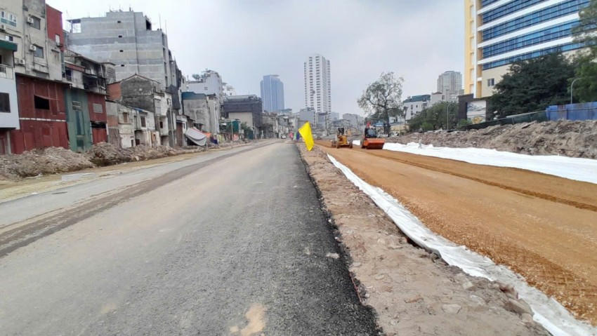 Nửa mặt đường từ dốc Bệnh viện Phụ sản Hà Nội đến nút giao Voi Phục với chiều dài khoảng 350m đã thảm nhựa giúp người dân lưu thông, giảm ùn tắc trên tuyến đường Đê La Thành.