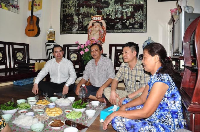 Luật sư Trương Anh Tú (bìa trái) trong căn nhà khang trang của một hộ dân Đầm Hồng.