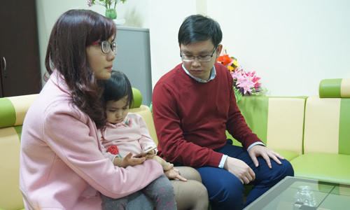 Cháu bé bị cô giáo bạo hành.