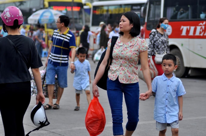 Ông Nguyễn Mạnh Tuấn (Phó Giám Đốc BX Mỹ Đình) cho hay, năm nay nhu cầu đi lại của người dân khá cao và tăng so với mọi năm. Dự kiến trong dịp phục vụ lễ giỗ Tổ, lượng khách sẽ tăng so với ngày thường là 1,5 lần với khoảng 40.000 lượt khách. Trong đó, theo quy luật, ông Tuấn cho biết lượng khách tập trung đông nhất sẽ là chiều ngày thứ 6 và sáng thứ 7.