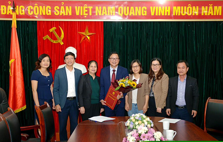 Lãnh đạo Viện và tập thể cán bộ, biên tập viênTạp chí Nghiên cứu Hồ Chí Minh tặng hoa chúc mừng đồng chí Đinh Quang Thành