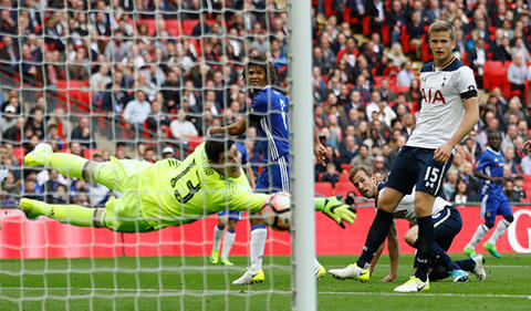 Kane đánh đầu ngược gỡ hòa 1-1 cho Tottenham.