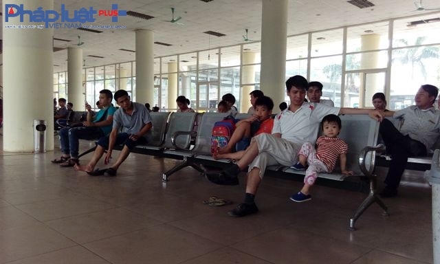 Bên trong bến xe, cũng chỉ có lác đác vài người đứng chờ đến giờ xe chạy.