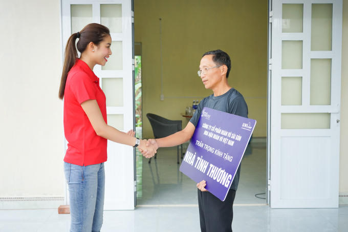 Hoa hậu Phạm Hương đội n&oacute;n, cầm xẻng đi x&uacute;c c&aacute;t