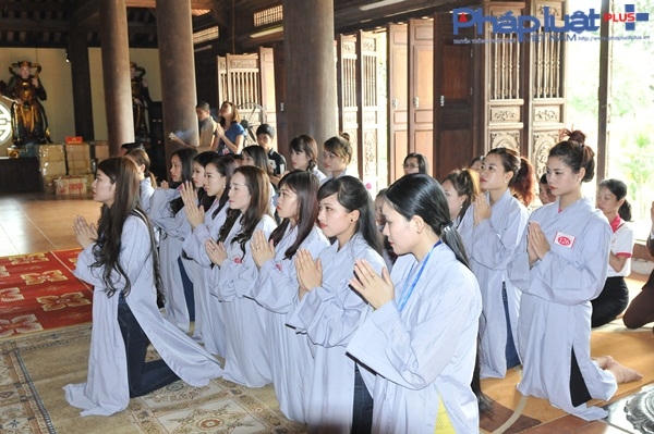 Top 15 Người đẹp Ảnh Việt Nam xúc động khi đến Ngã ba Đồng Lộc