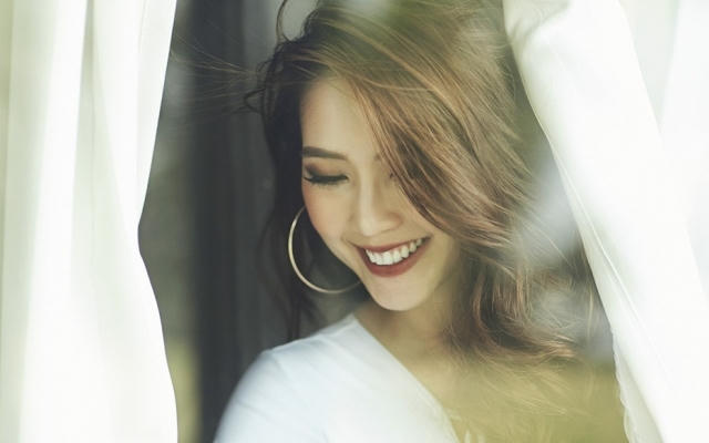 Tường Linh vượt Ngọc Trinh khoe vòng eo 55 bên bờ biển