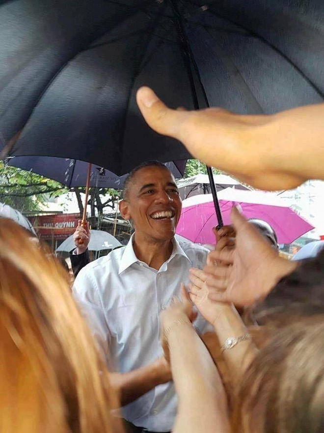Tổng thống Obama cười thân thiện với người dân.
