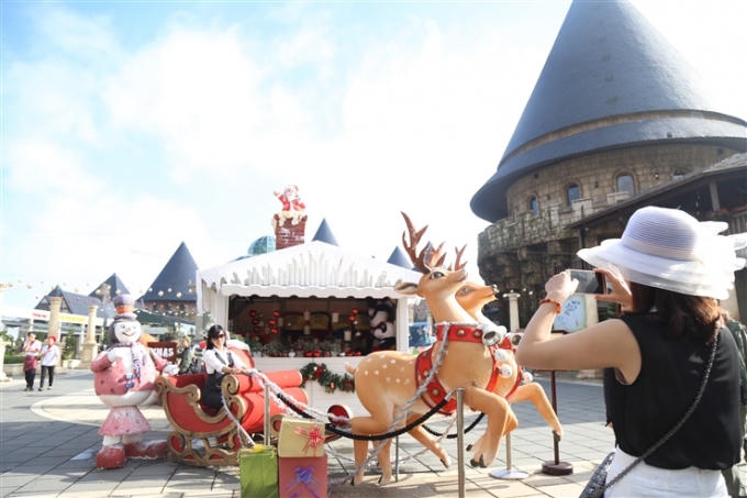 Hay ngồi trên cỗ xe tuần lộc, tưởng tưởng mình là ông già Noel bay đi khắp thế gian mang niềm vui đến với các em nhỏ.