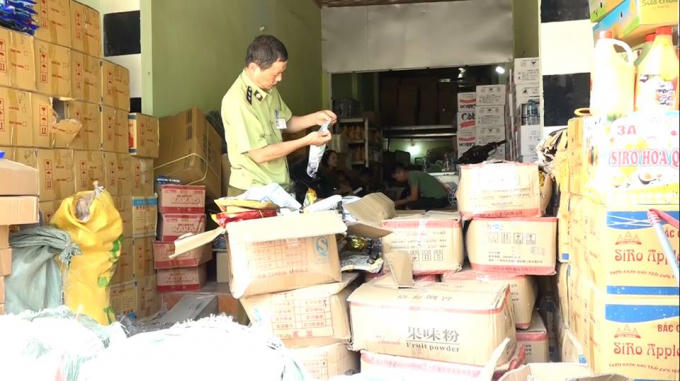 Lực lượng chức năng đã phát hiện 1 kho nguyên liệu dùng để pha chế trà sữa, khoảng hơn 1 tấn gồm bột trà, bột sữa in nhãn mác chữ Trung Quốc.