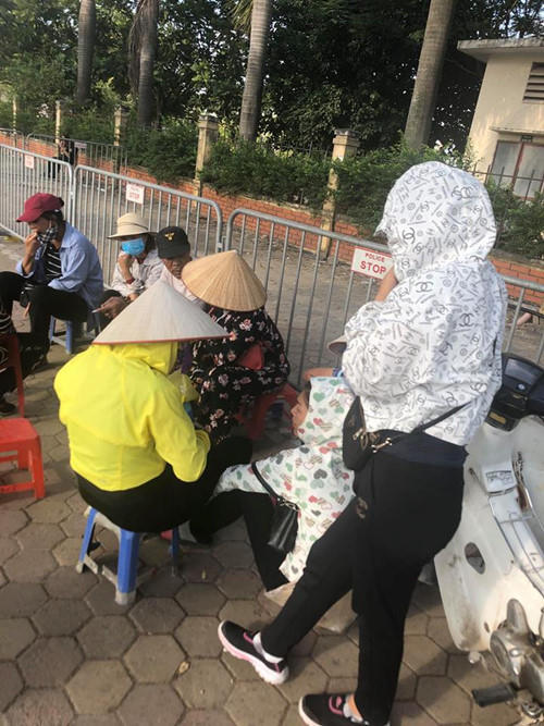 Trước đây, dân phe hay cập cả xấp vé đứng "phe phẩy" nhưng giờ họ không có nhiều để buôn. TRUNG NINH