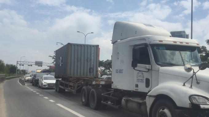 Giao thông qua khu vực ùn ứ nghiêm trọng.