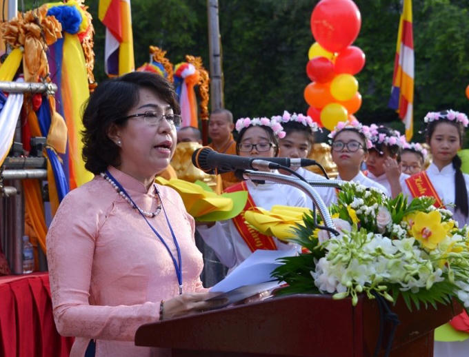 Thay mặt lãnh đạo chính quyền TP.HCM phát biểu tại Đại lễ, bà Tô Thị Bích Châu, Chủ tịch UBMTTQVN TP phát biểu