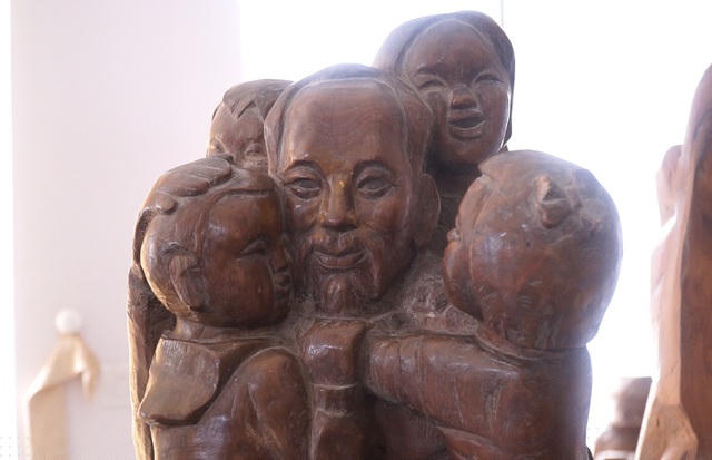 Sau khi bị mù do súng chống tăng, ông Ứng chuyển sang nghệ thuật điêu khắc.