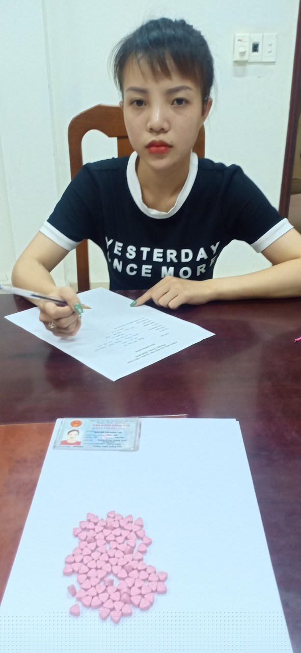 Đối tượng Nguyễn Thị Ngọc Lan cùng tang vật tại cơ quan Công an