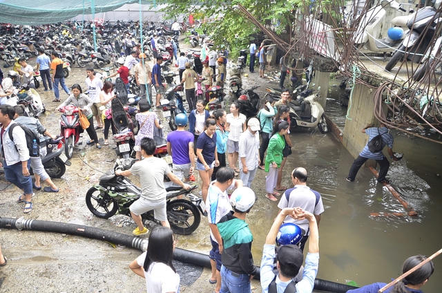 Cảnh "bận rộn" ở bãi giữ xe trên đường Nguyễn Siêu sáng nay.