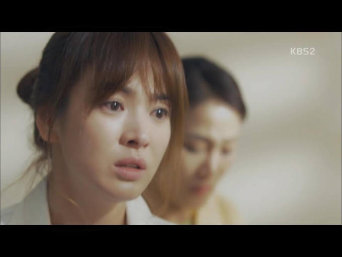 Hậu duệ mặt trời tập 14: Mỹ nam Song Joong Ki bị bạn gái mắng té tát vì lao đầu vào nguy hiểm