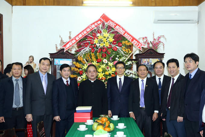 Phó Thủ tướng Vũ Đức Đam chúc mừng Giáng sinh 2017 tại Nghệ An, Hà Tĩnh
