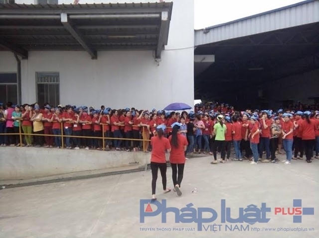 Công nhân đình công tại bữa trưa ngày 18/4 và 19/4 (Ảnh do bạn đọc cung cấp).