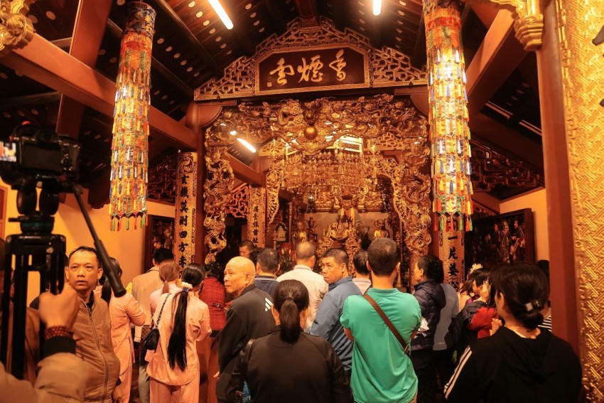 Với nhiều du khách, đây không chỉ là dịp du xuân, mà còn là dịp đưa họ về cõi Phật, tìm lại sự an yên trong tâm hồn.