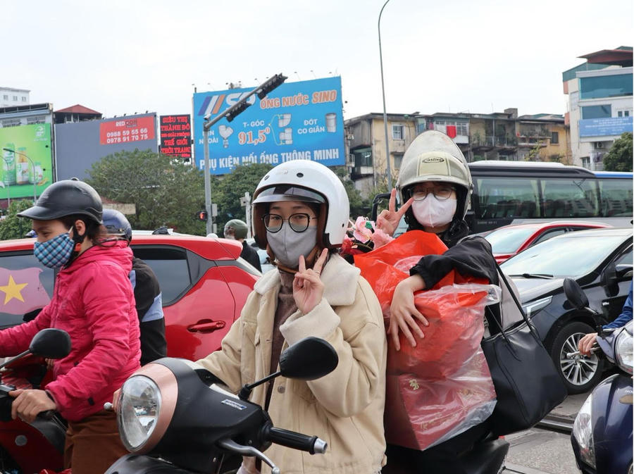 Người dân mang theo hành lý rời Thủ đô, bắt đầu kỳ nghỉ Tết kéo dài.
