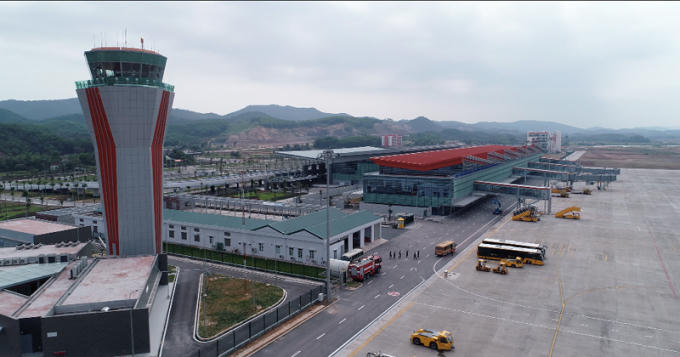 Sân bay Vân Đồn là sân bay tư nhân đầu tiên, với mức đầu tư 7.463 tỉ đồng. Trong đó, tỉnh Quảng Ninh hỗ trợ 734 tỉ đồng bồi thường, giải phóng mặt bằng.