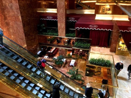 Từ khi ông Trump tuyên bố tham gia tranh cử Tổng thống Mỹ cho đến khi đắc cử Tổn thống Mỹ, rất nhiều người đã đổ tới Trump Tower để tham quan và chụp ảnh.